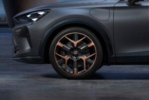 Jantes CUPRA Formentor 19” Thunderstorm cuivrées - Jantes forgées légères en Noir Nocturne dominant avec des accents cuivrés. Dynamisme de conduite et aérodynamisme optimisés.