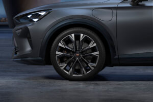 Jantes CUPRA Formentor 19” Artic usinées - Ces créations noires et argentées améliorent l’efficacité grâce à un design aussi frais que l’air polaire.