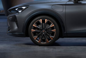 Jantes CUPRA Formentor 19" ARTIC CUIVRÉ - Jantes en alliage en Cuivre Arctique et Noir et pneus du nouveau CUPRA Formentor 2024, avec logo au centre et éclairage LED.