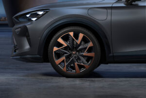 Jantes CUPRA Formentor 19” Sandstorm cuivrées - En noir et cuivre, ce design est un clin d’œil à la nature féroce d’une tempête de sable, alliant une technologie redoutable à une esthétique raffinée.
