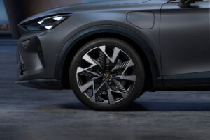 Jantes CUPRA Formentor 19” Sandstorm usinées - Élégant et saisissant en noir et aluminium, un clin d’œil à la furie tourbillonnante d’une tempête de sable. Pour une précision aérodynamique et un style distinctif.