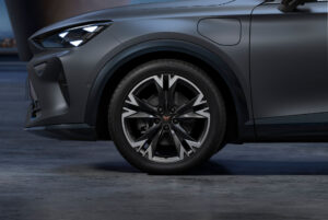 Jantes CUPRA Formentor 18" Performance usinées - Inspirées par les explorateurs et le vent sonore, ces jantes noires et argentées privilégient la performance, même hors des sentiers battus.