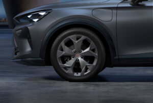 Jantes CUPRA Formentor 18" Tempest - Des jantes en alliage en aluminium, évoquant les éclairs dans le ciel la nuit, pour ceux qui recherchent la poussée d’adrénaline vivifiante ressentie lors d’une tempête.