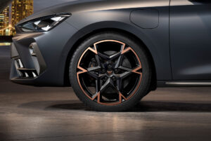 CUPRA Leon - des jantes automobile usinée aérodynamique en forme d'étoile 6 branches cuivrés.