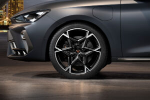 CUPRA Leon - des jantes automobile usinée aérodynamique en forme d'étoile 6 branches.