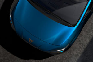 La CUPRA Born en couleur bleu Aurore