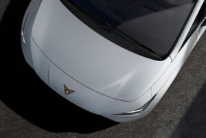 La CUPRA Born en couleur blanc galcial