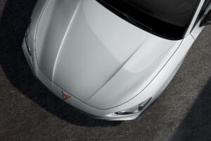CUPRA Leon - la voiture de couleur Blanc Nevada.