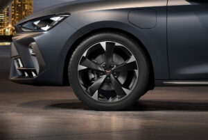 CUPRA Leon - des jantes automobile usinées grises aérodynamiques de couleur noir et grise.